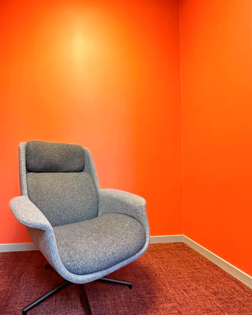 Orange målade väggar i kontorsmiljö