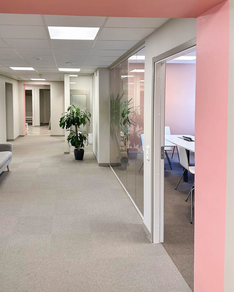 Målat rosa och vitt kontor av målerifirma