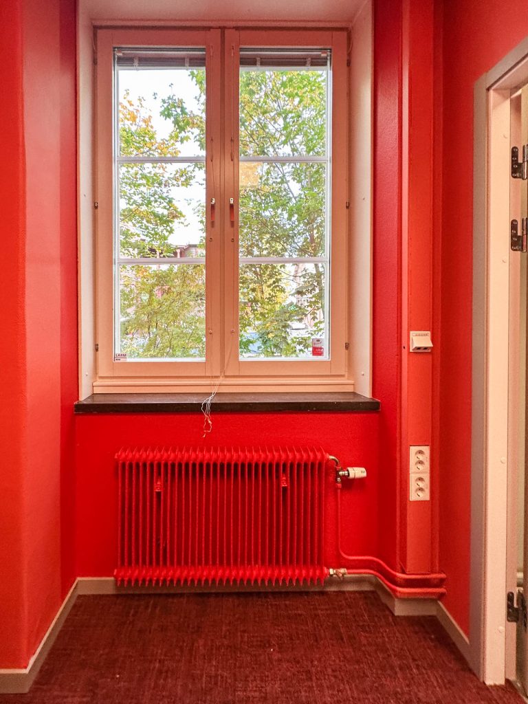 Röda målade väggar i kontorsmiljö
