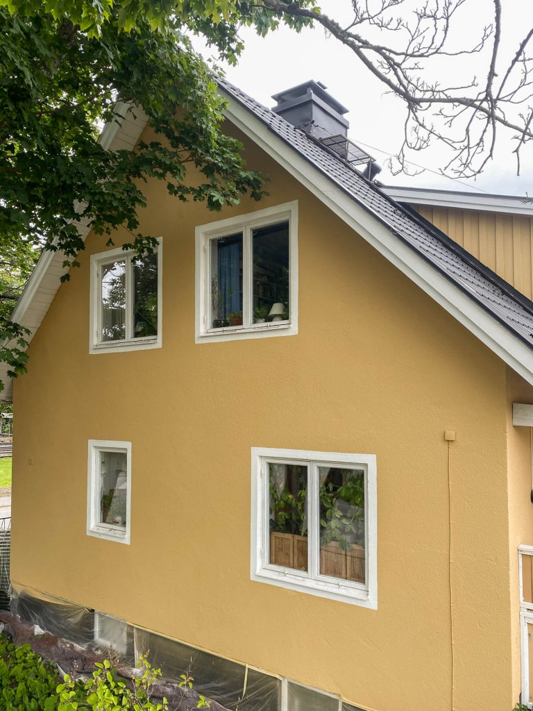 Målning av gult putshus på Sofiehem, Umeå