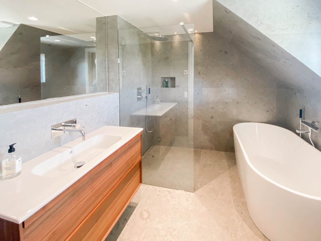 Snyggt och modernt badrum efter badrumsrenovering